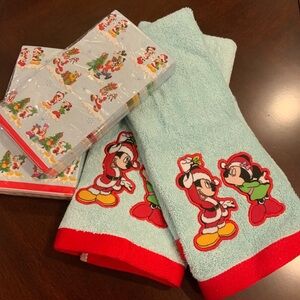 NEW Disney 2 hand towels and two napkins, Mickey and Minnie